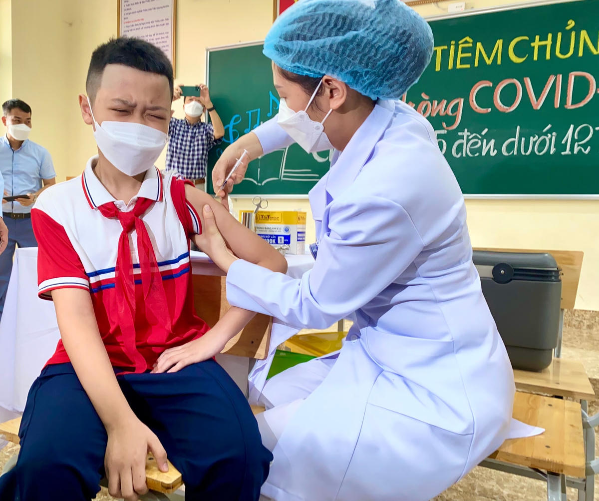 Một số em học sinh còn có tâm lý e dè do sợ tiêm nhưng đã nhanh chóng vượt qua nỗi sợ và hoàn thành mũi tiêm vaccine phòng Covid-19 đầu tiên.