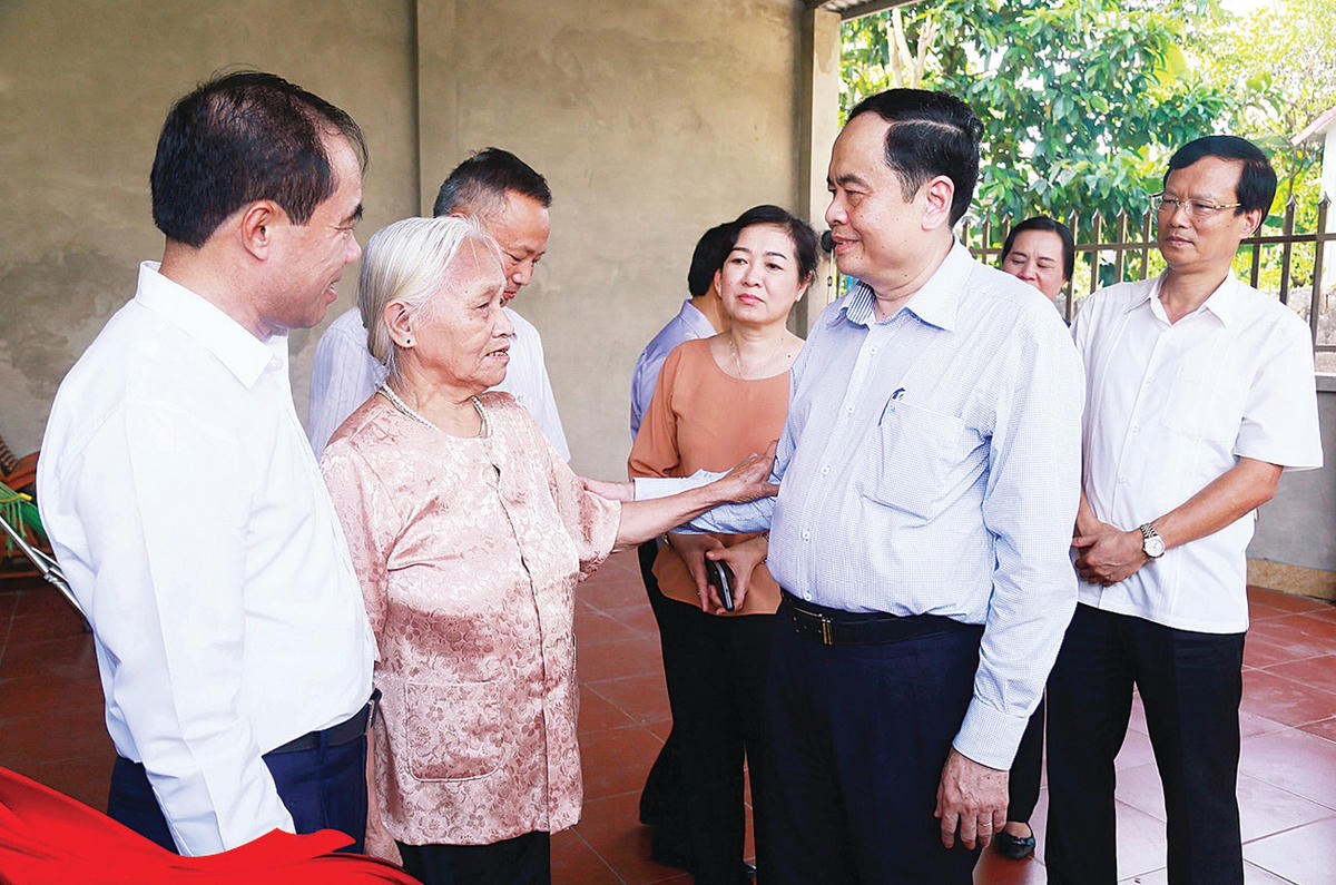 Bí thư Trung ương Đảng, Chủ tịch UBTƯ MTTQ Việt Nam Trần Thanh Mẫn thăm hỏi bà con.
