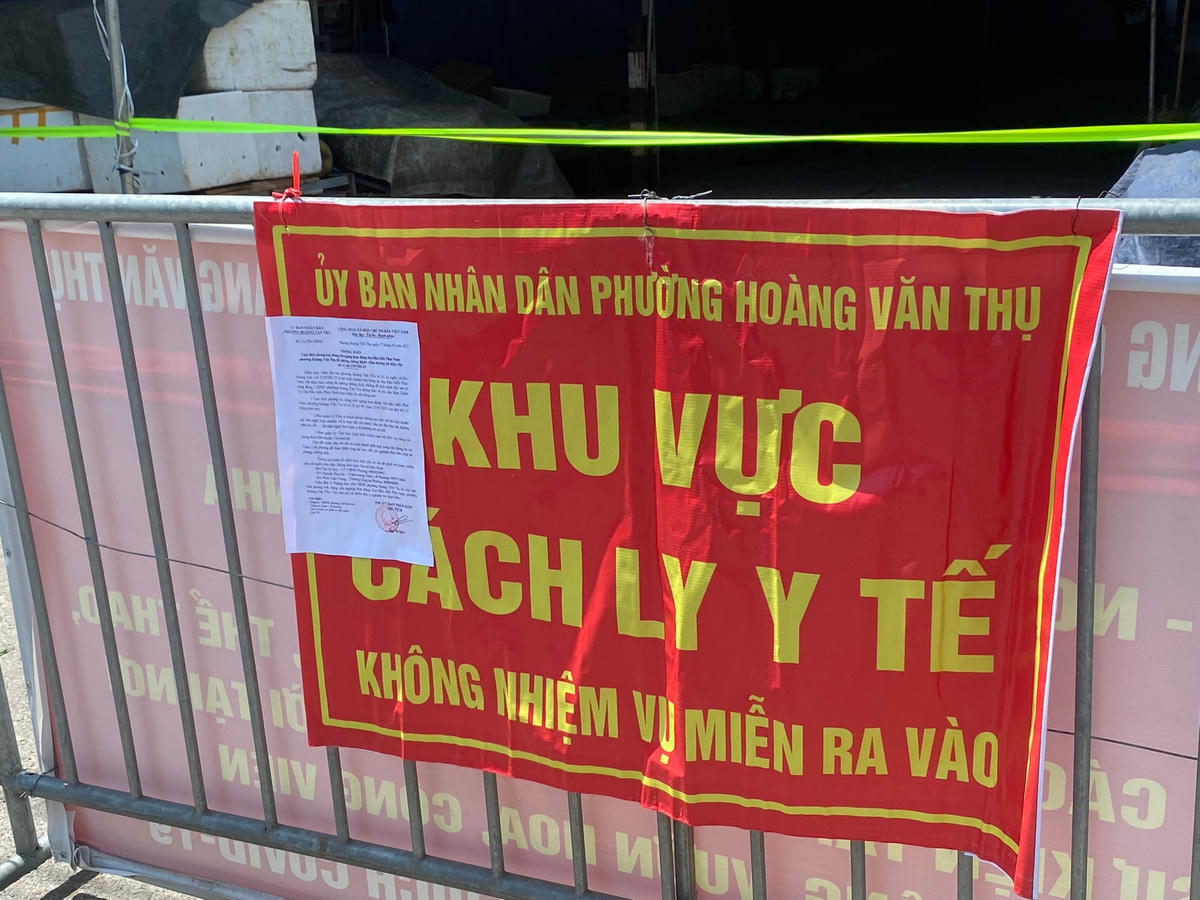 Lực lượng chức năng đã tiến hành đặt hàng rào chắn.