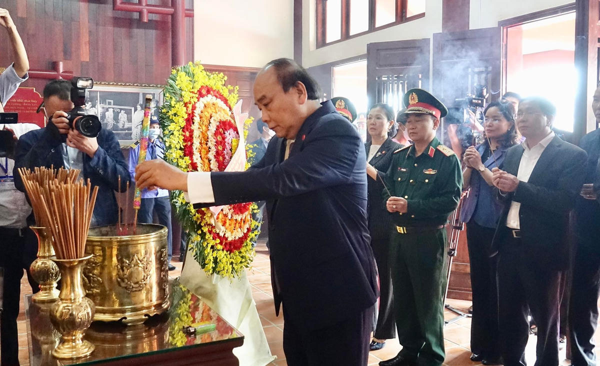 Chủ tịch nước Nguyễn Xuân Phúc dâng hương tưởng nhớ cố Thủ tướng Phạm Văn Đồng.