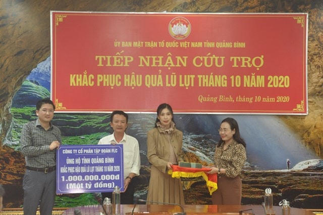 BẢN TIN MẶT TRẬN: Mặt trận tỉnh Quảng Bình tiếp nhận 4 tỷ đồng ủng hộ lũ lụt