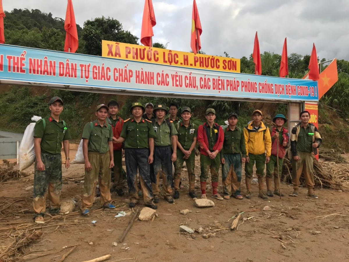 Lực lượng Công an đã tiếp cận được xã Phước Lộc tiếp tế thực phẩm cho bà con.