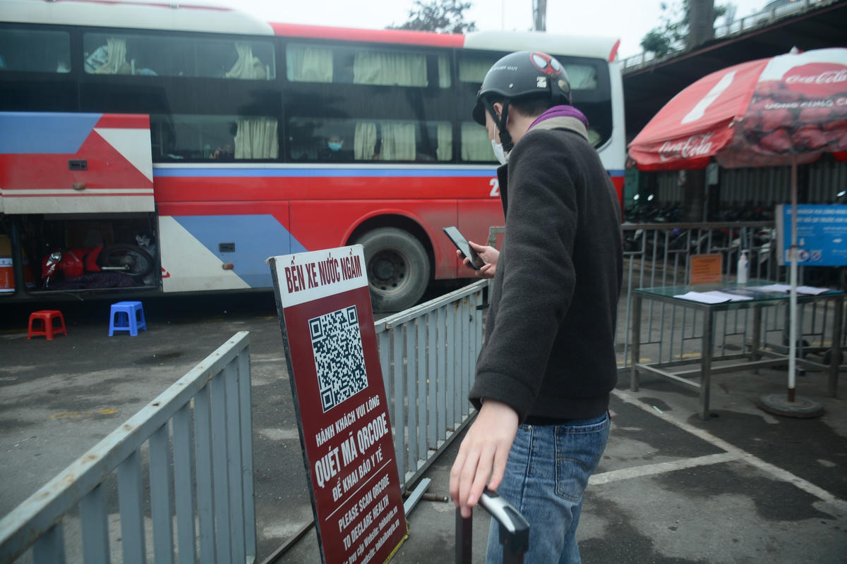 Theo đó, tại các bến xe công tác phòng chống dịch luôn được đặt lên hàng đầu, người dân khi di chuyển đều phải quét mã QR Code và sát khuẩn thì mới được phép vào bến.
