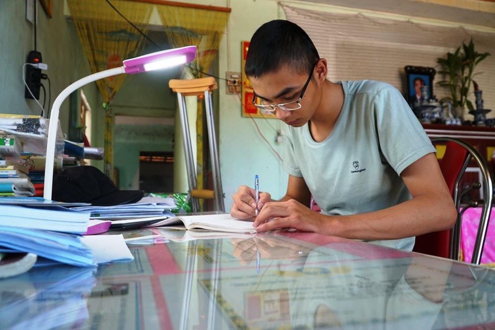 Em Lê Hiếu Hiển ôn tập để chuẩn bị cho kỳ thi Đại học sắp tới. (Ảnh: Đinh Hương/TTXVN).