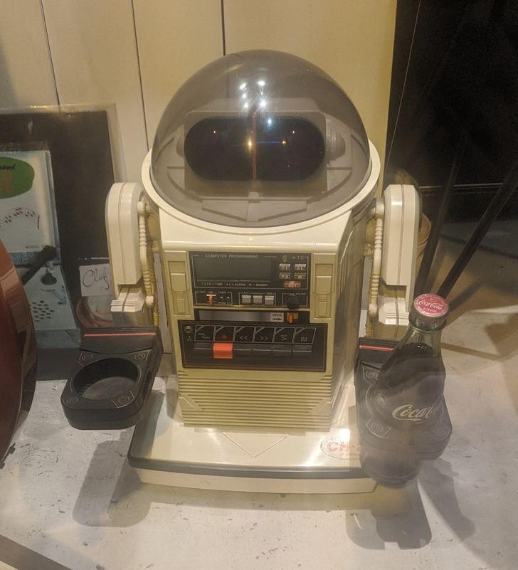 Robot phục vụ đồ uống từ những năm 80.