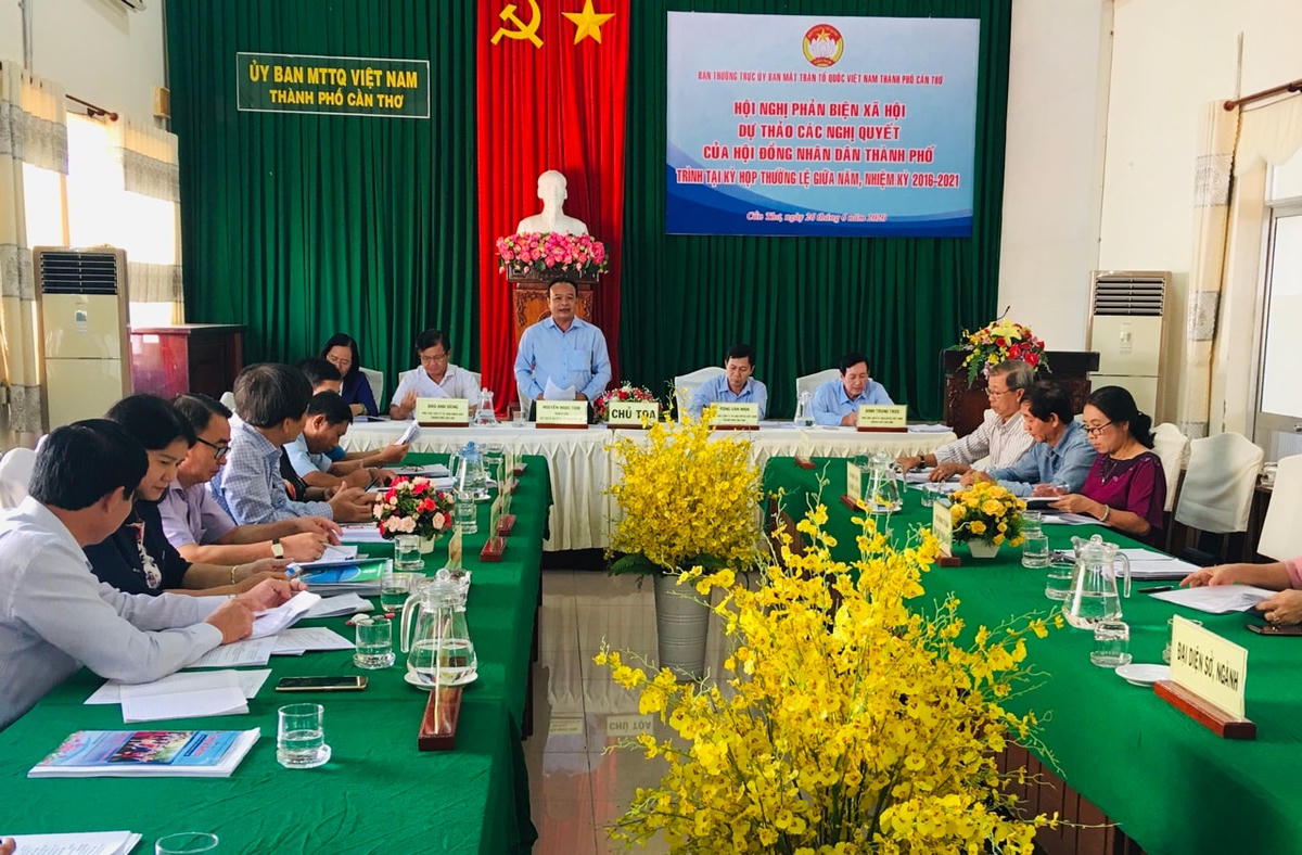 Ông Nguyễn Ngọc Tâm tiếp thu ý kiến của đại biểu.