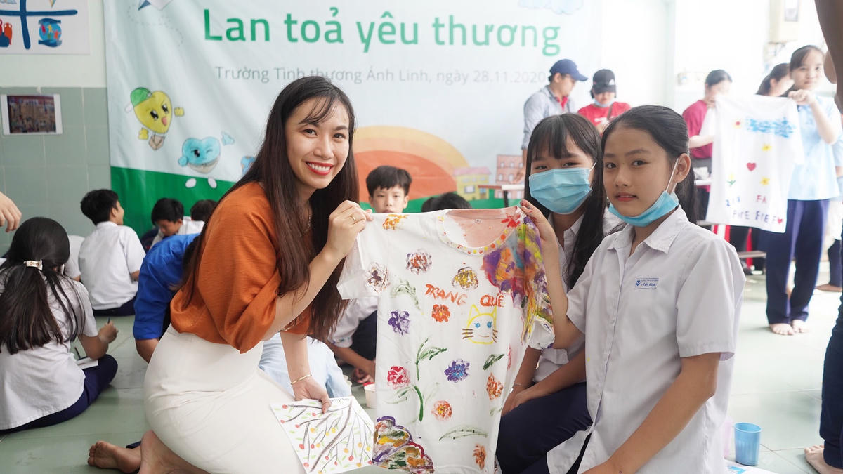 Bà Nguyễn Phương Linh trong một hoạt động liên quan đến trẻ em.