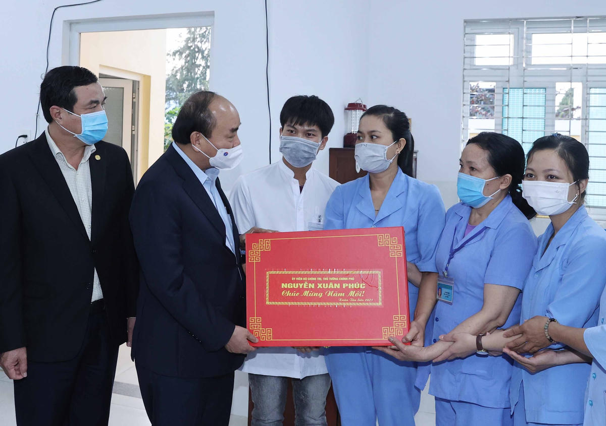 Thủ tướng Nguyễn Xuân Phúc thăm và tặng quà tại Trung tâm Bảo trợ xã hội tỉnh Quảng Nam.