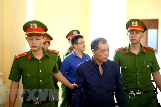 Bị cáo Trầm Bê, nguyên Phó Chủ tịch Hội đồng quản trị Ngân hàng Phương Nam, ra hầu tòa. (Ảnh: Thành Chung/TTXVN).