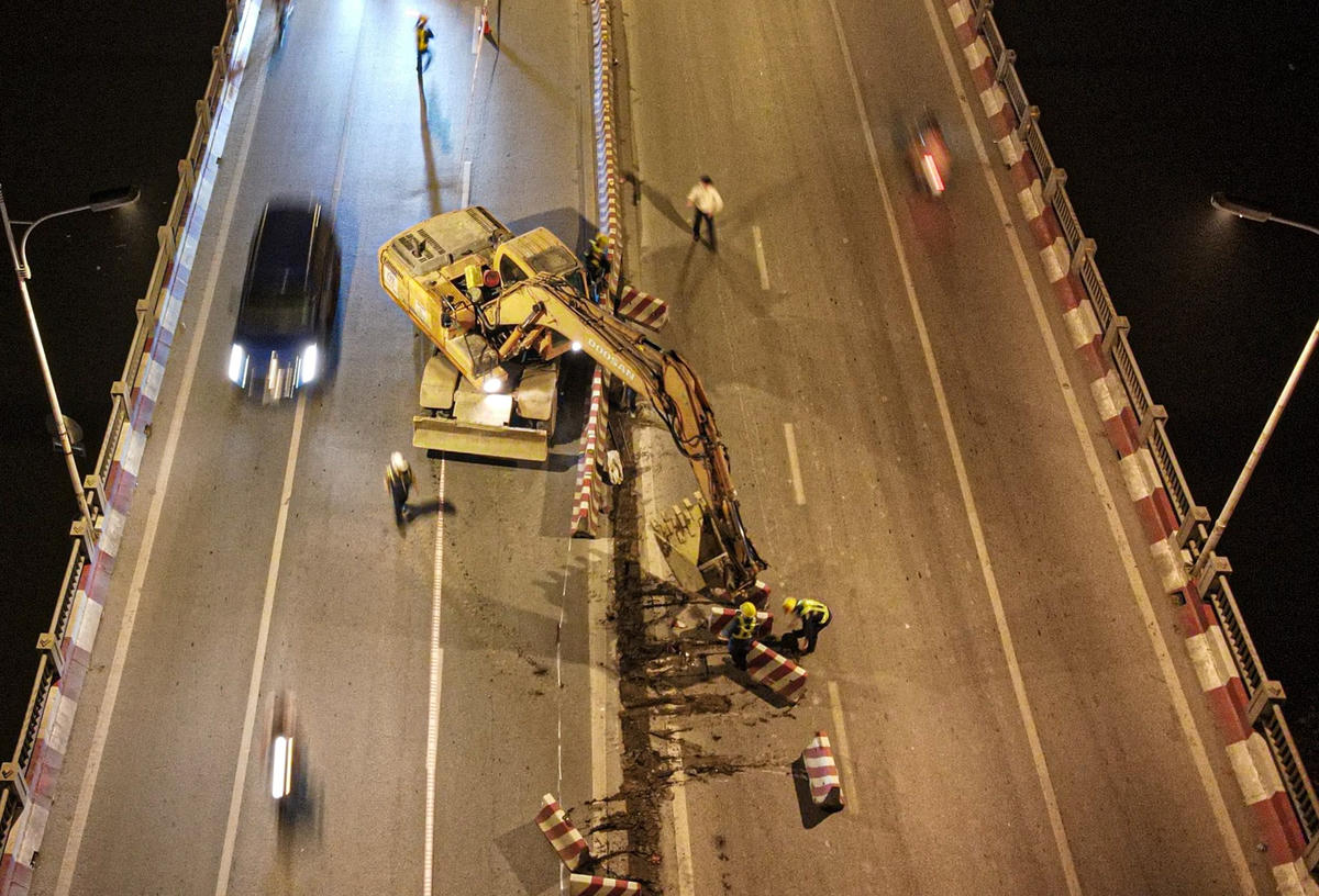 Theo ông Đỗ Đức Long, trên công trường, đơn vị thi công sắp xếp công việc phù hợp với từng ca, giảm tối đa việc ảnh hưởng đến người tham gia giao thông. Hàng chục công nhân làm việc 3 ca/ngày để đẩy nhanh tiến độ của dự án.