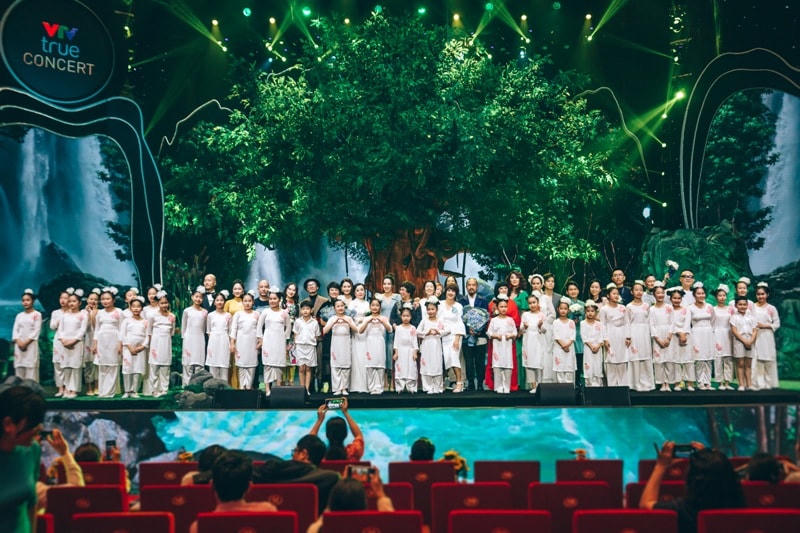 Ê-kip thực hiện VTV True Concert 2021 cùng các nghệ sĩ hân hoan khi chương trình được khán giả đón nhận.