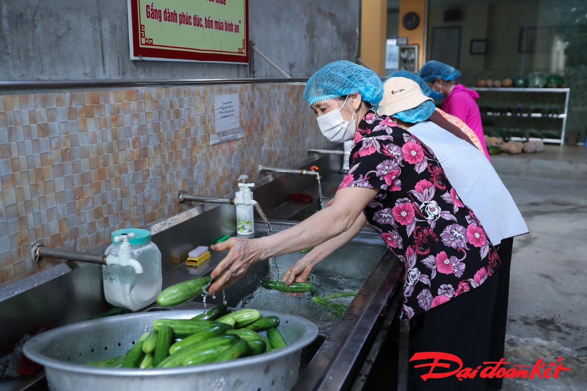 [ẢNH] Phật tử chùa Đống - Phúc Long Tự nấu cơm tặng người cách ly ở Bệnh viện K - Ảnh 7