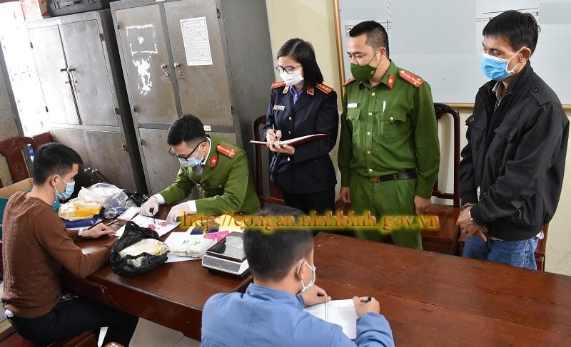 Đang vận chuyển 6200 viên ma túy tổng hợp và1,1kg ma túy trên xe tải đường dài thì đối tượng Nguyễn Khuê bị bắt.