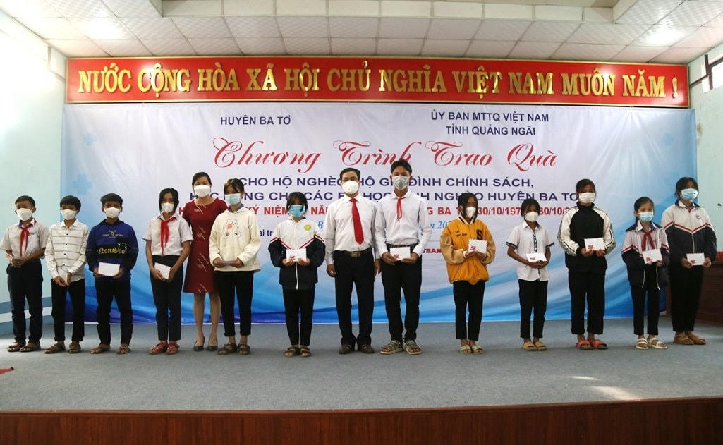 Trao học bổng cho các em học sinh nghèo.