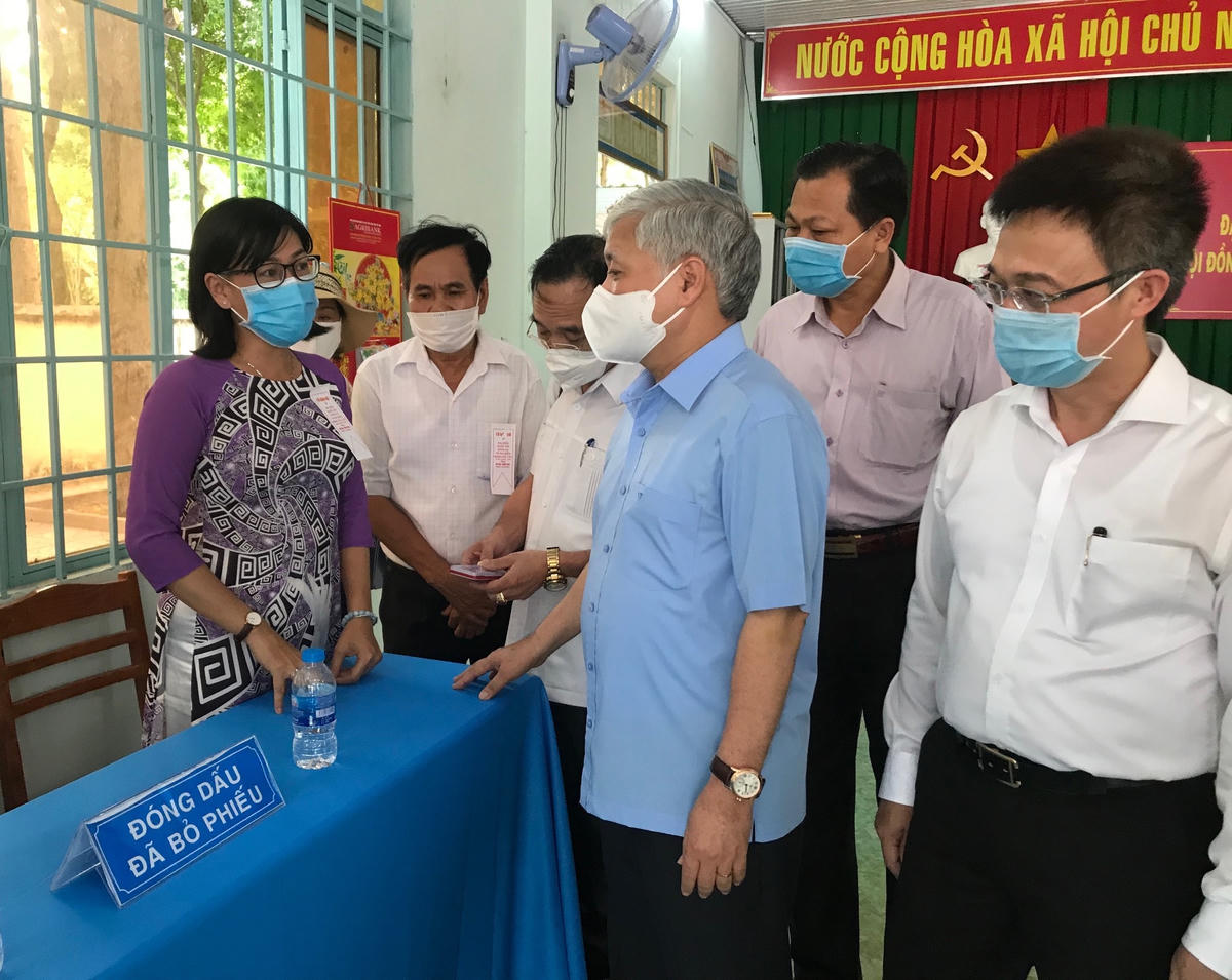 Bí thư Trung ương Đảng, Chủ tịch UBTƯ MTTQ Việt Nam Đỗ Văn Chiến, Phó Chủ tịch Hội đồng Bầu cử quốc gia, kiểm tra công tác chuẩn bị bầu cử tại tỉnh Bà Rịa-Vũng Tàu, ngày 6/5/2021.