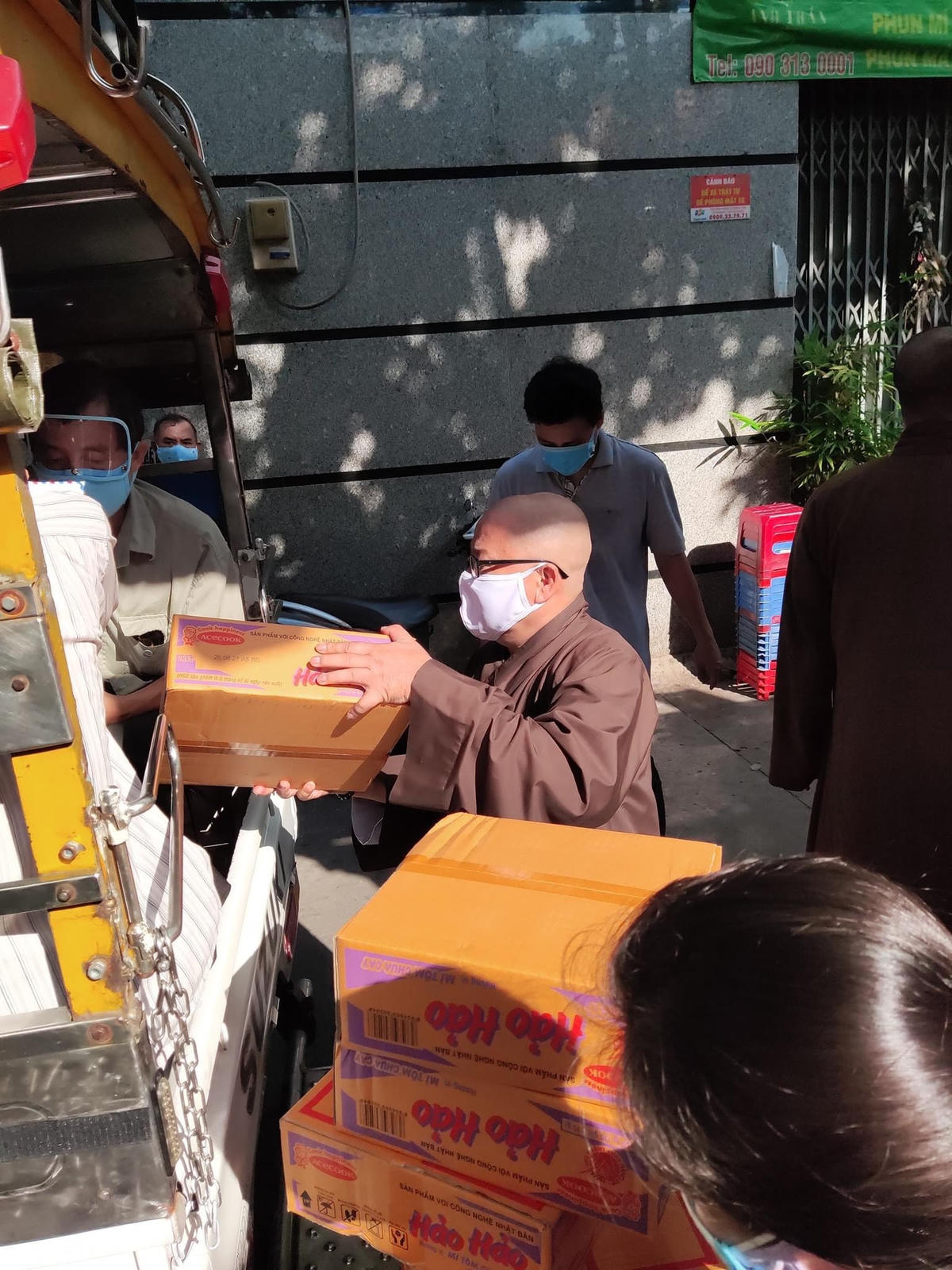 Những ngày qua, Phật giáo ở nhiều địa phương đã tích cực chung tay công tác phòng, chống dịch và hỗ trợ người dân gặp khó khăn .