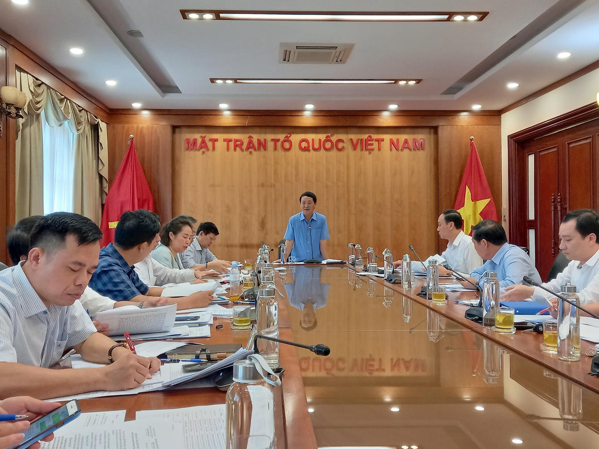 Phó Chủ tịch - Tổng Thư ký Hầu A Lềnh phát biểu tại hội nghị.