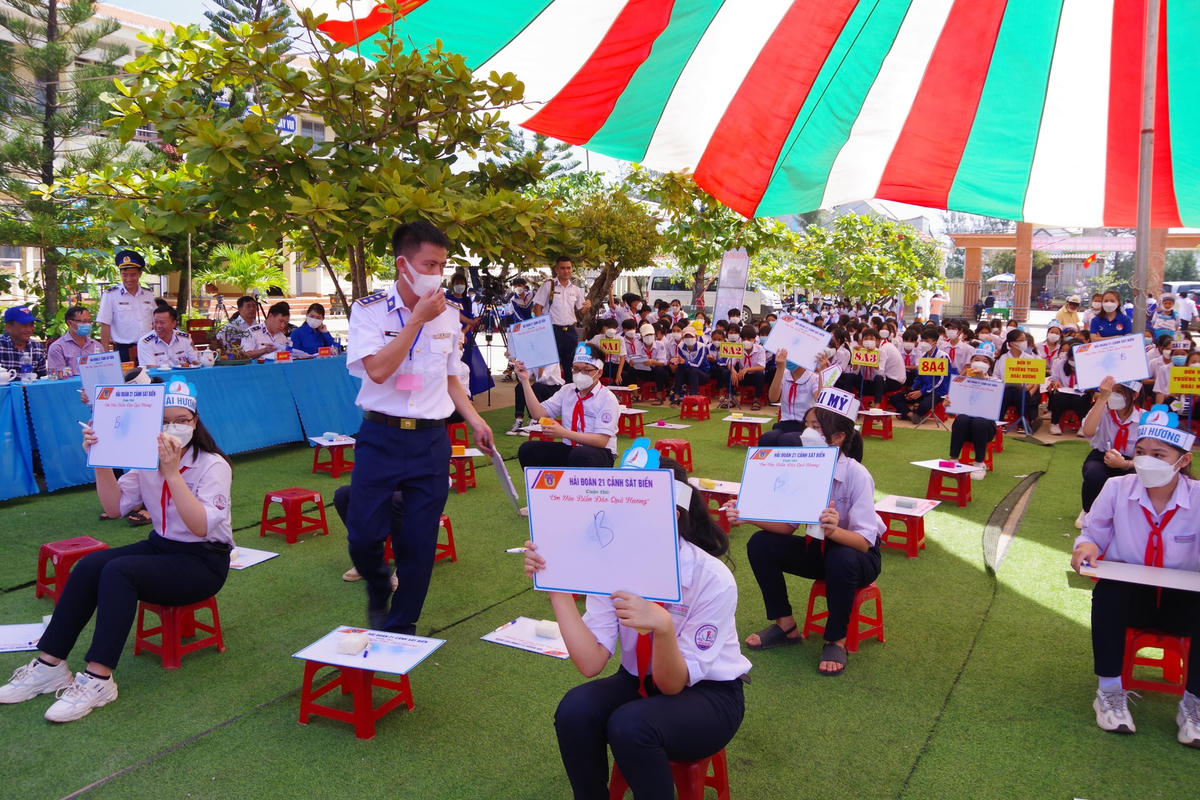 Các em học sinh hòa hứng với cuộc thi