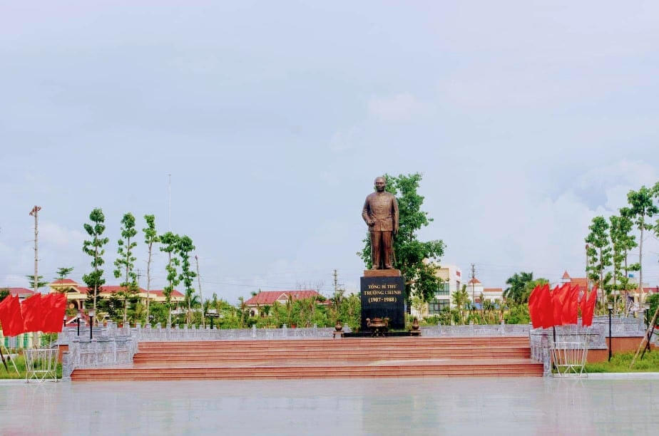Tượng đài Cố Tổng bí thư Trường Chinh ở trung tâm huyện Xuân Trường.