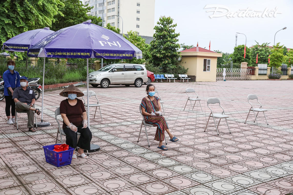 Người dân đến siêu thị mini 0 đồng phải đảm bảo an toàn trong công tác phòng chống dịch như đo thân nhiệt, rửa tay sát khuẩn và xếp hàng vào siêu thị theo khoảng cách. Các tình nguyện viên chỉ phục vụ tối đa 3 người cho một lượt trong siêu thị mini.