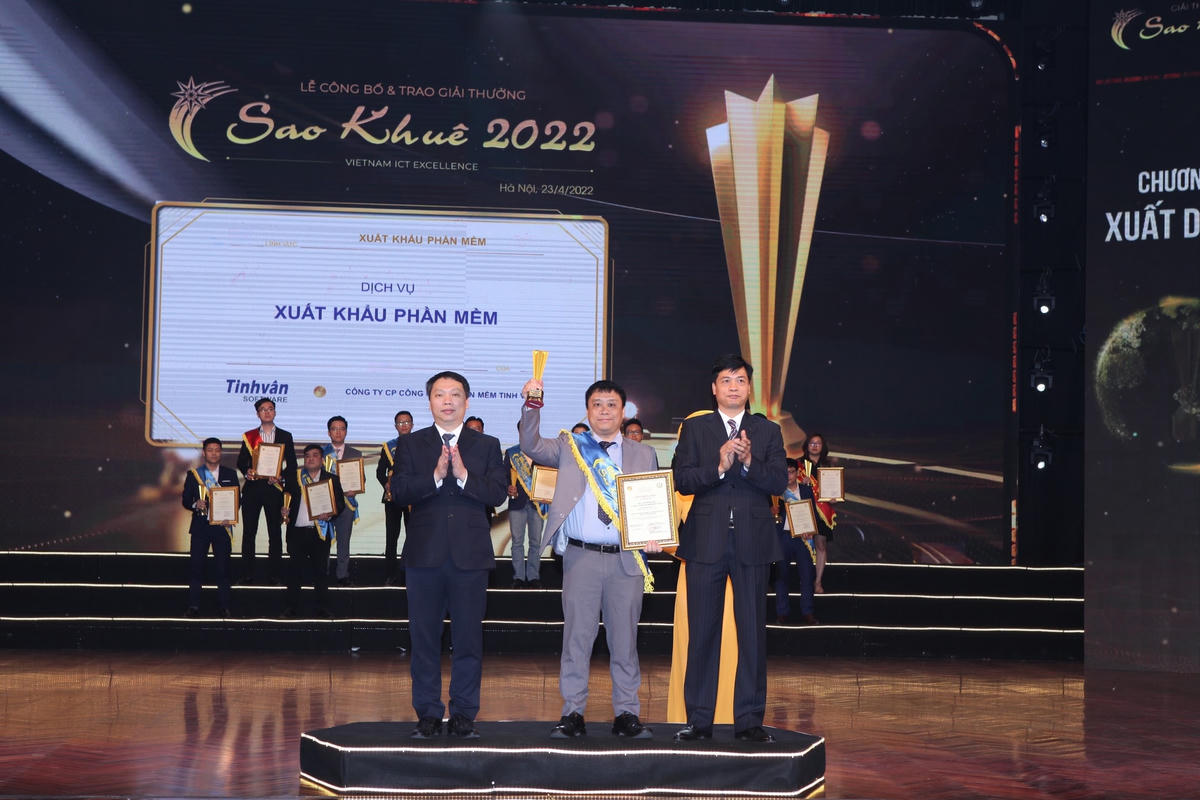 Ông Bùi Thanh Tùng, Giám đốc kinh doanh Tinhvan Software nhận giải thưởng Sao Khuê 2022.