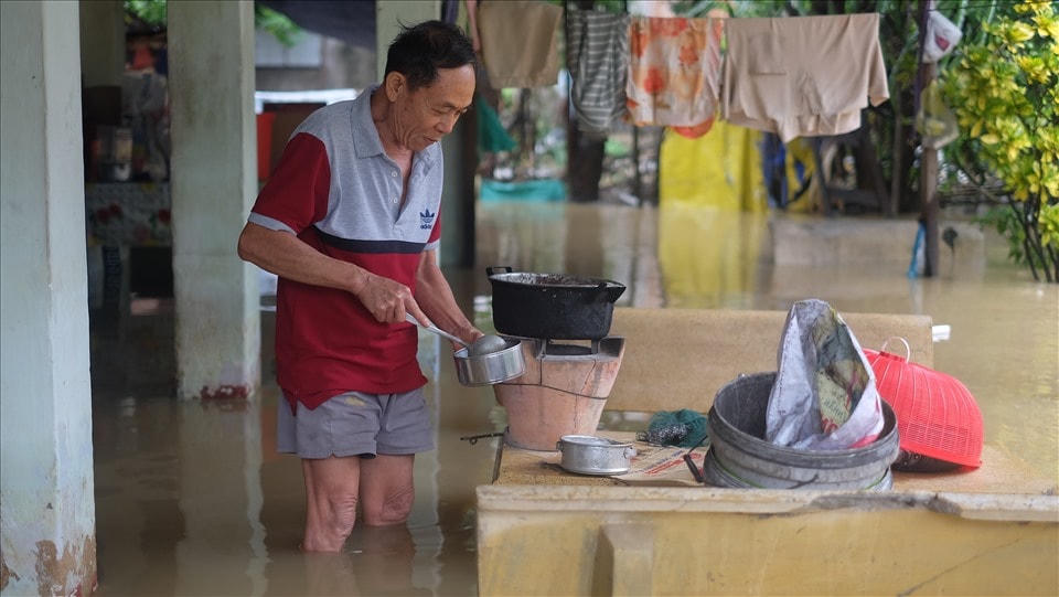 Ông Trương Hùng, thôn Phú Trung, xã Vĩnh Trung, Nha Trang, Khánh Hòa bên trong căn nhà ngập sâu. Ảnh: Lao động.