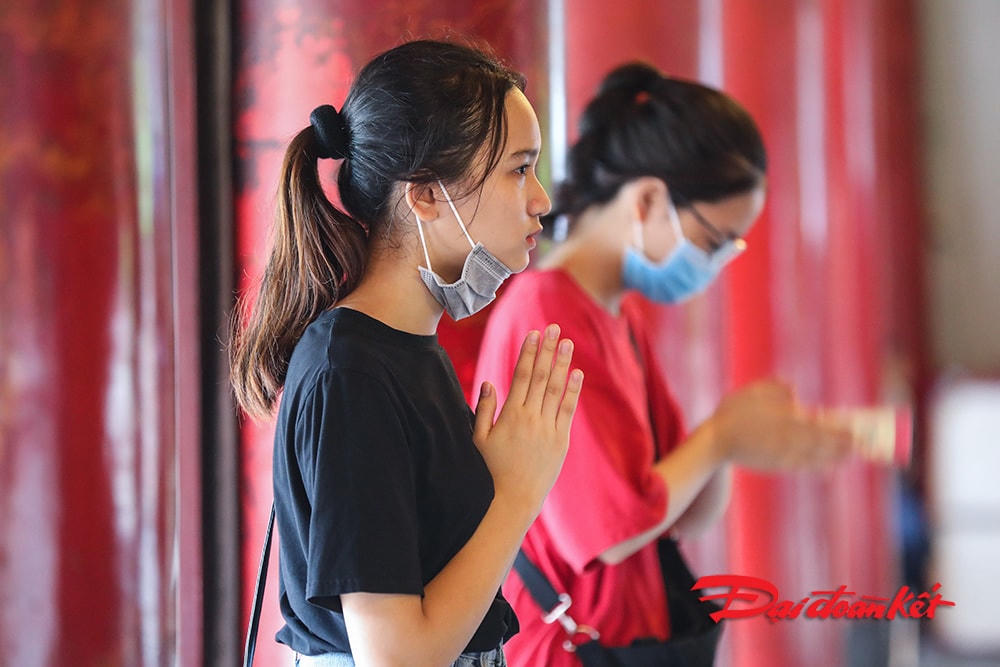 [ẢNH]Mùa dịch, sĩ tử vẫn đến Văn Miếu cầu may trước kỳ thi tốt nghiệp
