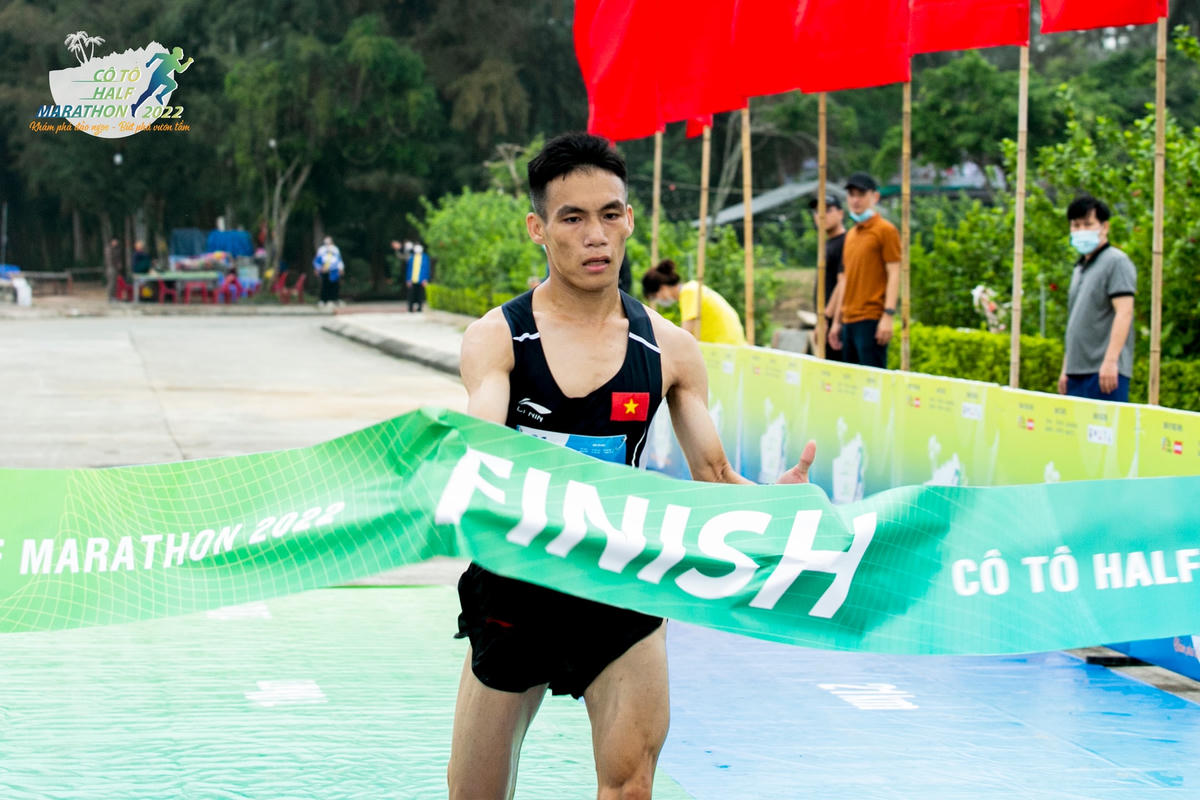 VĐV Bùi Văn Dũng (21119) đã xuất sắc về đích đầu tiên trên cung đường chạy hạng mục 21 km nam.