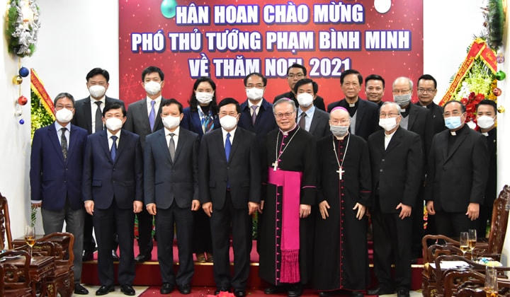Phó Thủ tướng Thường trực Phạm Bình Minh, Phó Chủ tịch UBTƯ MTTQ Việt Nam Nguyễn Hữu Dũng cùng lãnh đạo các bộ, ngành Trung ương và tỉnh Thừa Thiên-Huế, Quảng Trị chụp ảnh lưu niệm tại Tòa Tổng Giám mục Tổng Giáo phận Huế.