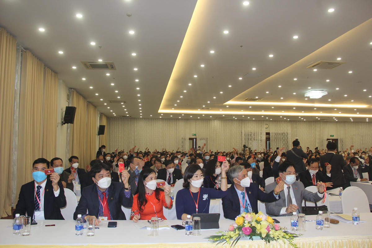 Đại biểu biểu quyết về nhân sự Ban chấp hành khoá XI.