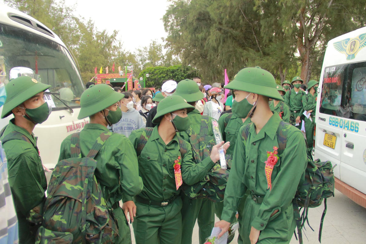 Các tân binh náo nức ngày tòng quân.