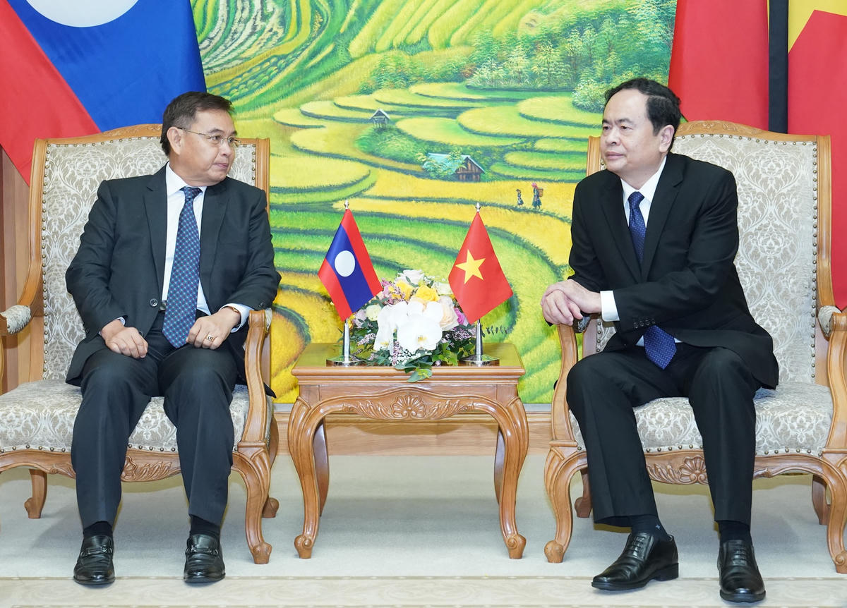 Chủ tịch Trần Thanh Mẫn trao đổi cùng ông ông Saysomphone Phomvihan. Ảnh: VGP.