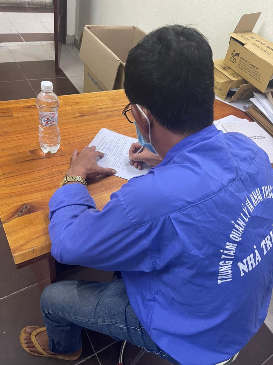 Ông Nguyễn Trinh Phúc làm tường trình gửi cơ quan chức năng sau vụ việc ông này văng tục, chửi thề, đe dọa tổ Covid-19 cộng đồng.