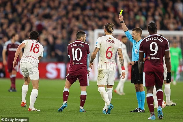 Ở trận lượt đi vòng 1/8 Europa League, West Ham thua 0-1 trên sân của Sevilla. Đại diện nước Anh hạ quyết tâm ở trận lượt về tại London.