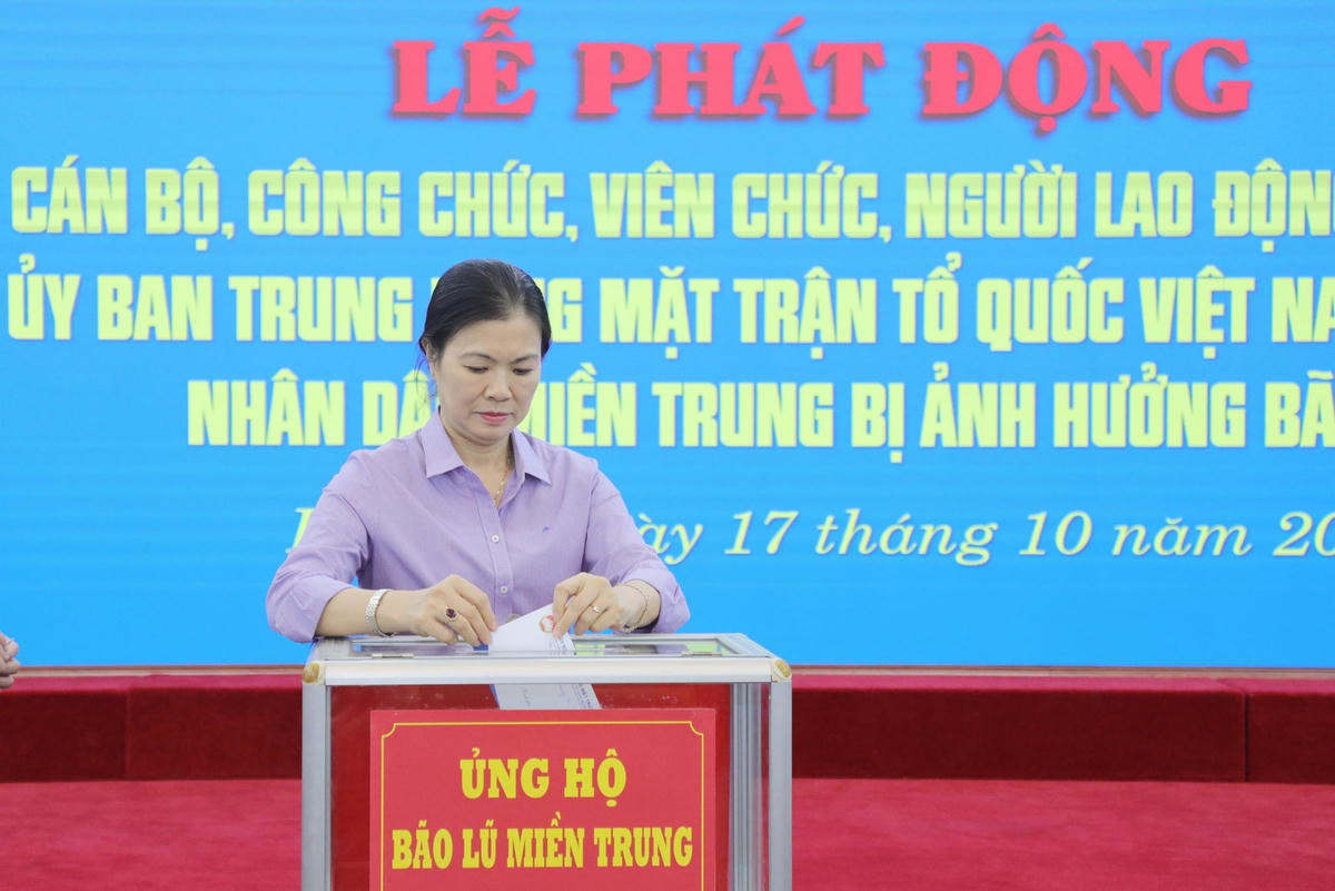Phó Chủ tịch Trương Thị Ngọc Ánh ủng hộ đồng bào miền Trung bị bão lũ.