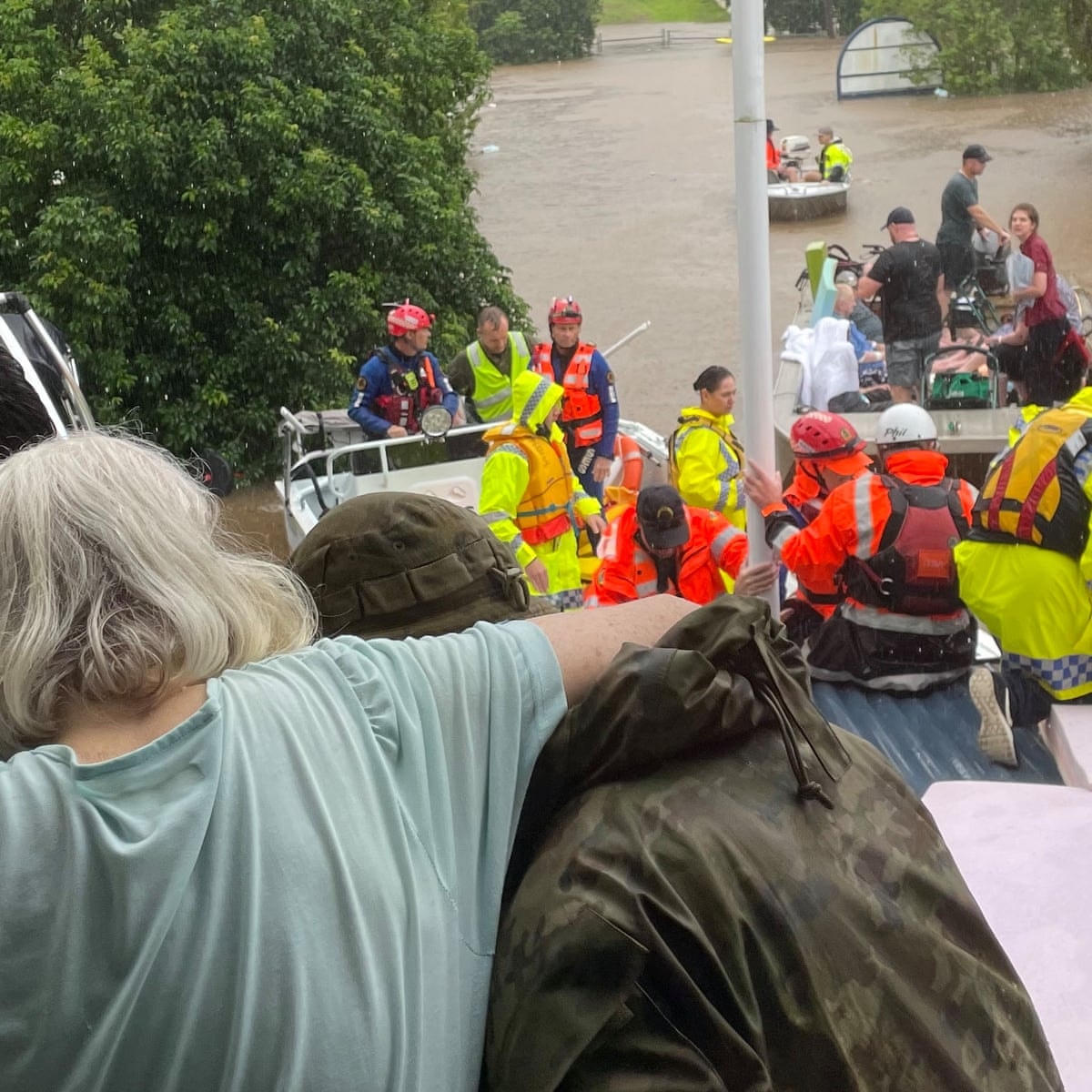 Cư dân của Trung tâm chăm sóc người cao tuổi RSL LifeCare trên Phố McKenzie, Lismore được cứu khỏi dòng nước lũ dâng cao. Ảnh: Billy Curry.