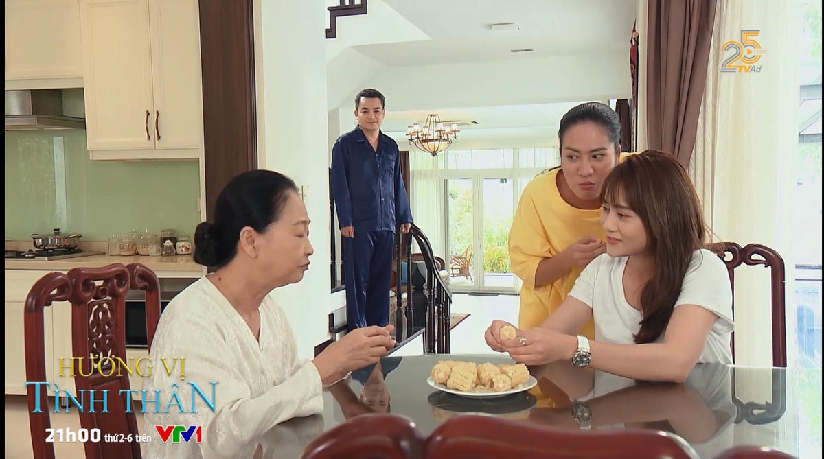 Phân cảnh mới nhất trong tập 82 Hương vị tình thân, bà Dần vui vẻ trò chuyện với Nam.