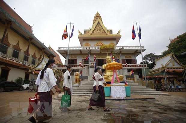 Người dân đeo khẩu trang phòng lây nhiễm Covid-19 tại Phnom Penh, Campuchia. Ảnh: THX/TTXVN.