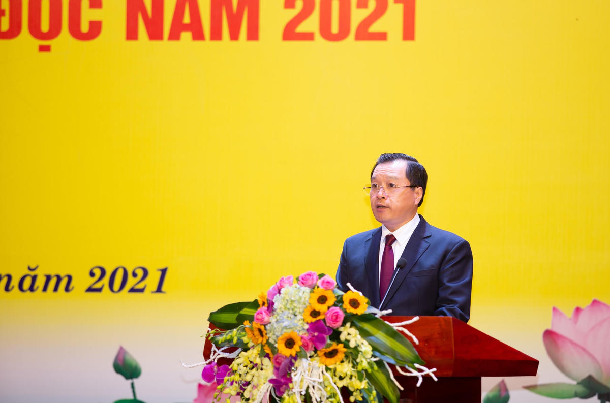 Đại diện Vụ thư viện (Bộ Văn hoá, Thể thao và Du lịch) Phạm Quốc Hùng phát biểu tại buổi lễ trao giải. 