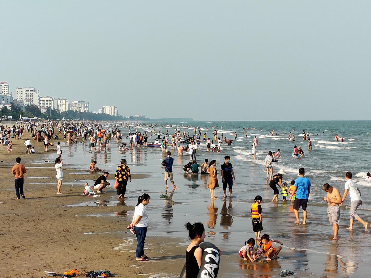 Đã 2 năm rồi, Sầm Sơn mới đông và náo nhiệt như vậy.