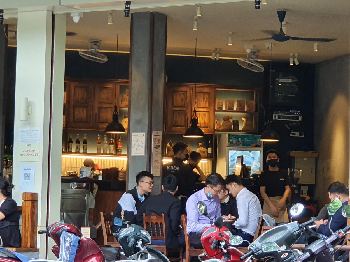 Dù thời tiết mưa lạnh nhưng quán cà phê nào cũng rất đông đúc.