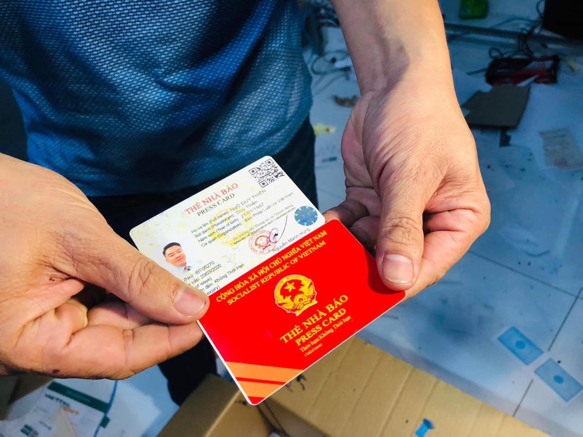 Làm giả thẻ nhà báo. Ảnh: Trung Lĩnh.