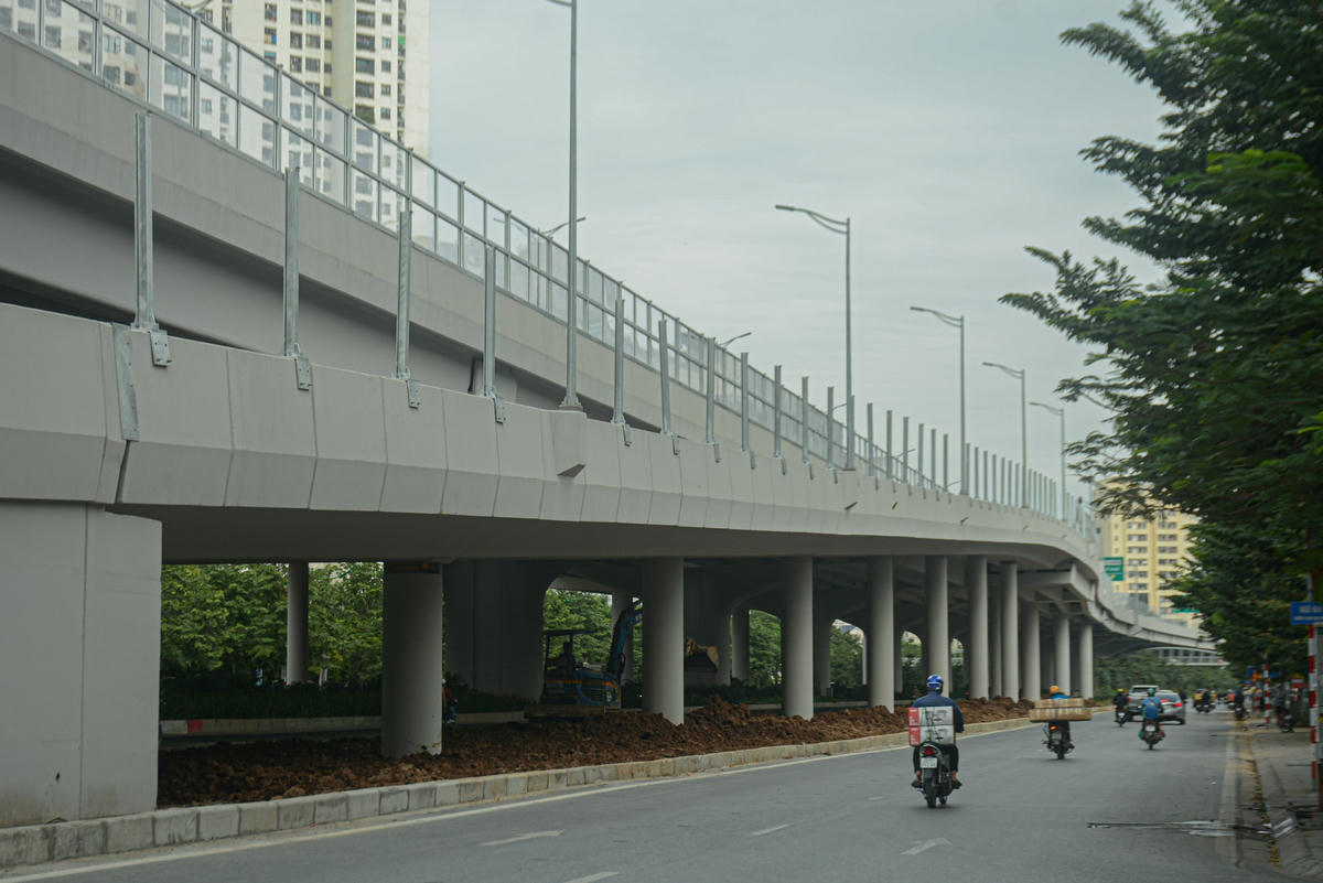Được biết, hạng mục nhánh kết nối lên, xuống đường Vành đai 3 trên cao được khởi công từ tháng 10/2020 tại khu vực: Hoàng Quốc Việt dài 247m; khu vực Cổ Nhuế dài 330m và khu vực Nam Thăng Long dài 222m.