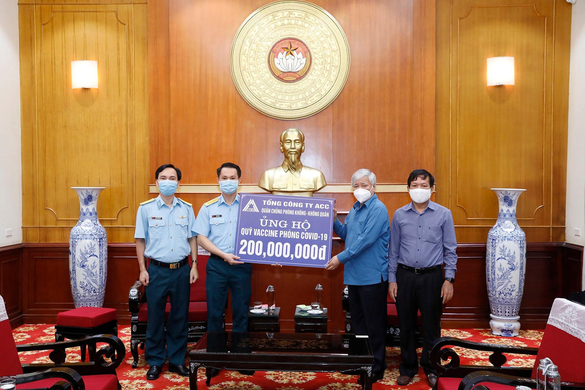 Chủ tịch Đỗ Văn Chiến tiếp nhận ủng hộ từ Tổng Công ty ACC. 