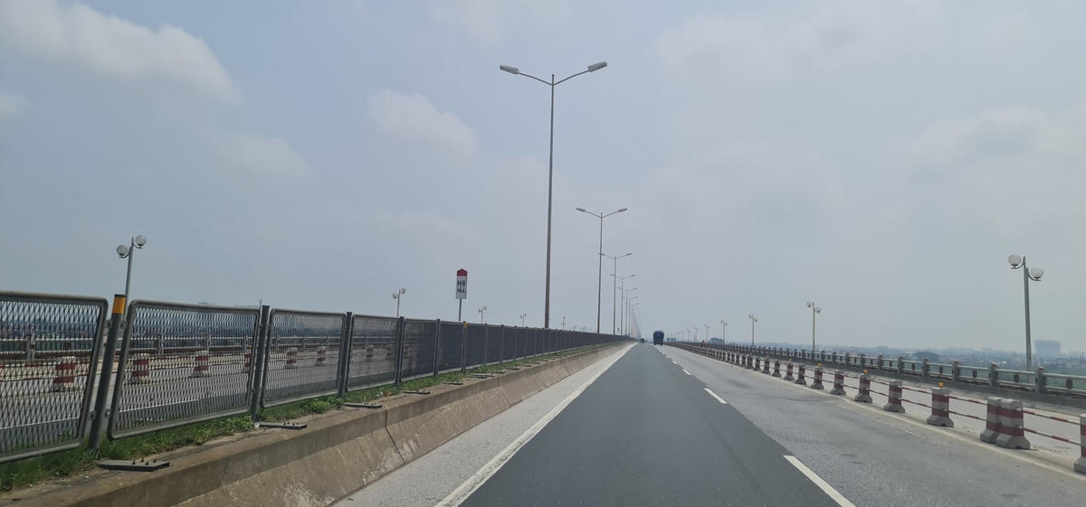 Trên cầu Thanh Trì, lượng phương tiện còn thưa thớt hơn hẳn, khác xa với ngày thường.