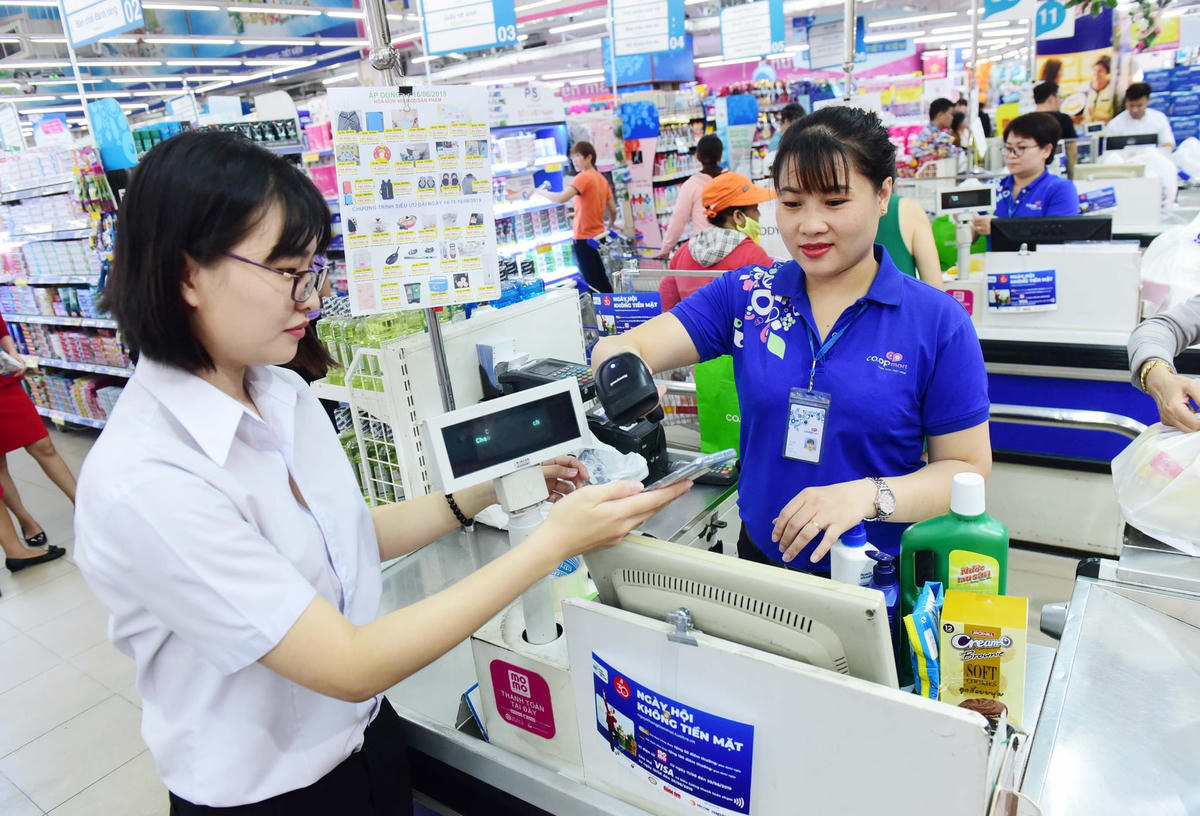 Ngày càng nhiều khách hàng trẻ thanh toán không tiền mặt khi mua sắm tại siêu thị. Ảnh: Quang Vinh.
