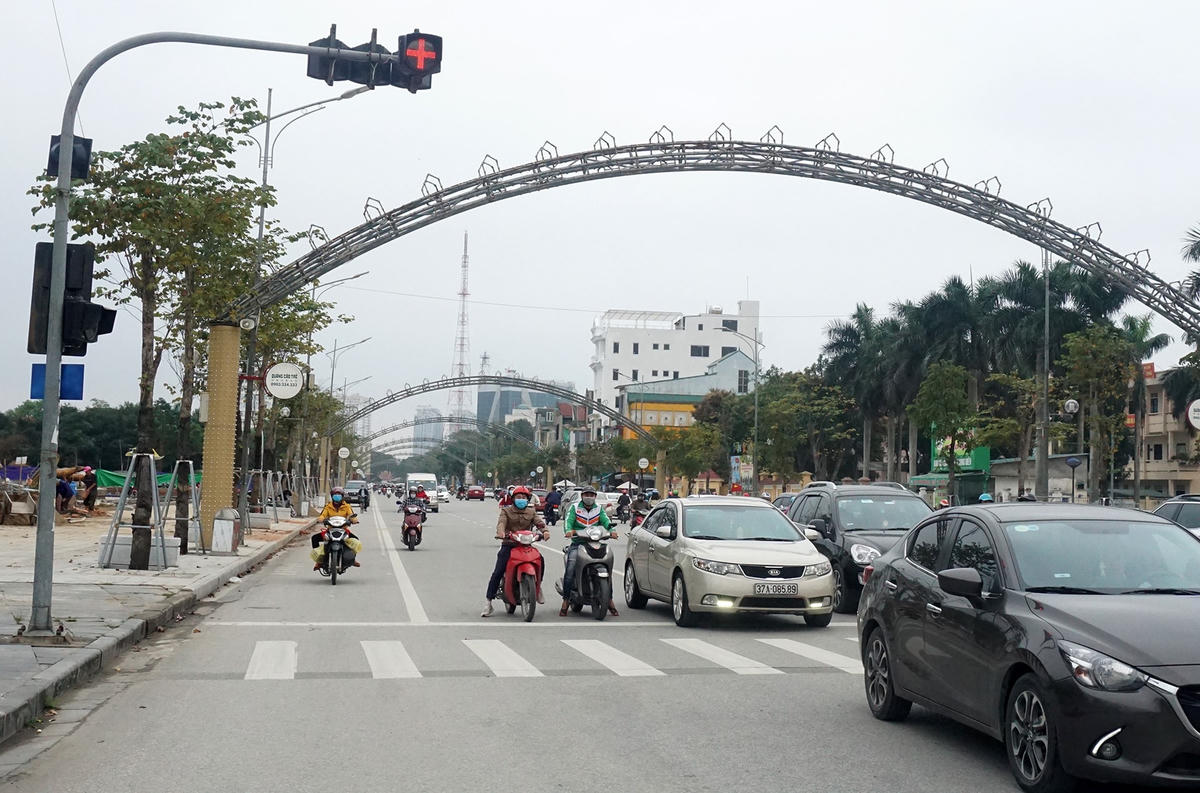 Do không để ý nên tình trạng kẻ đi, người dừng thường xuyên diễn ra khi đèn tín hiệu chuyển sang màu đỏ.