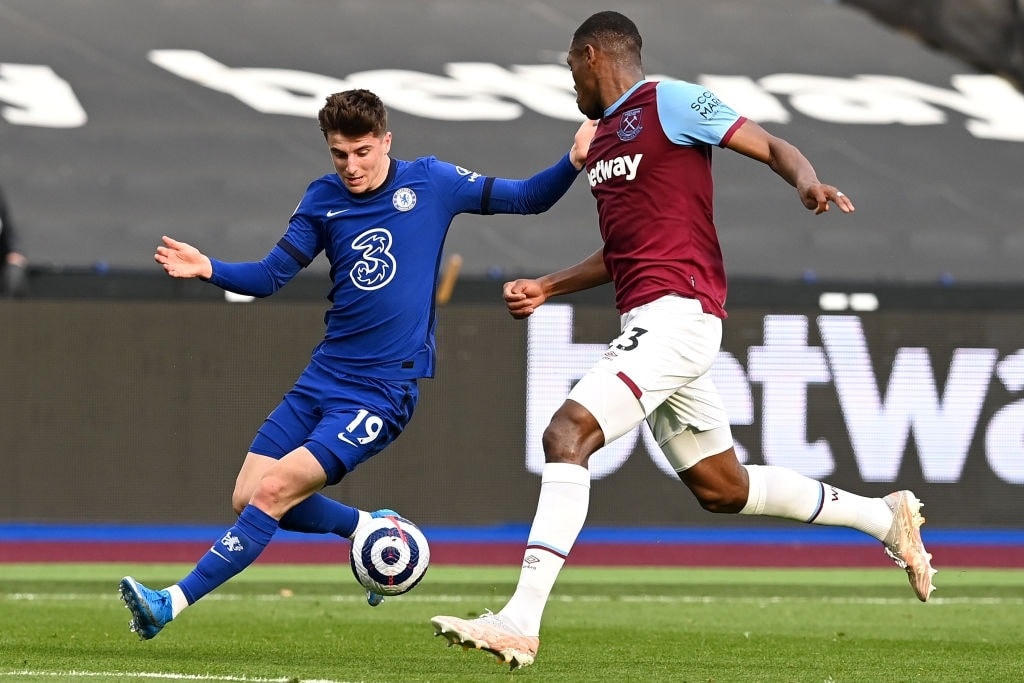 Chelsea (áo xanh) chơi áp đảo trước West Ham trong những phút đầu trận.