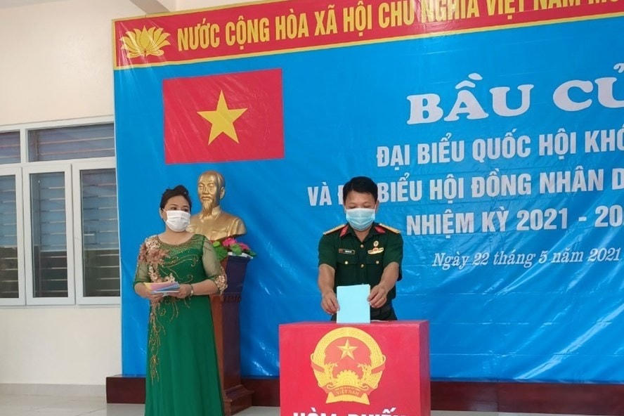 Cán bộ, chiến sĩ và nhân dân huyện đảo Bạch Long Vĩ (TP.Hải Phòng) phấn khởi bầu cử sớm. Ảnh: Báo Lao động.  