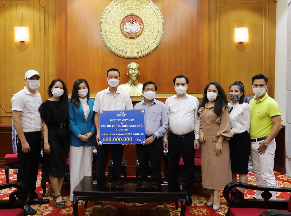 Ông Trần Văn Sinh, Trưởng ban Phong trào UBTƯ MTTQ Việt Nam tiếp nhận ủng hộ từ Unicity Việt Nam & các hệ thống nhà phân phối.